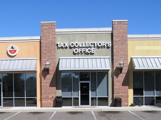 A picture of the front of the North Main Street tax collector office.